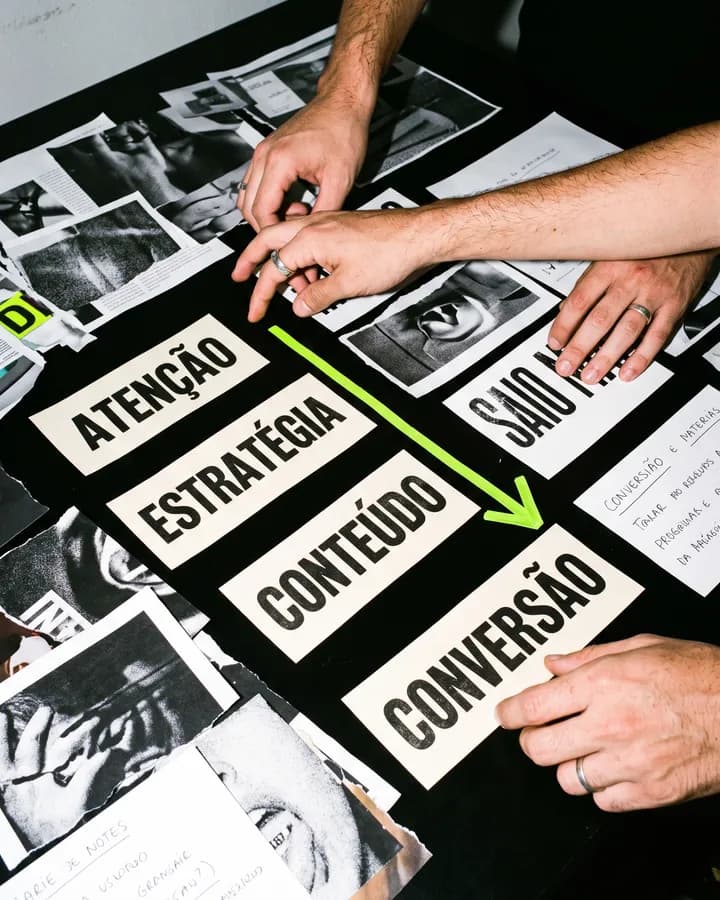 Labirinto abstrato representando algoritmo, estratégia e decisão
