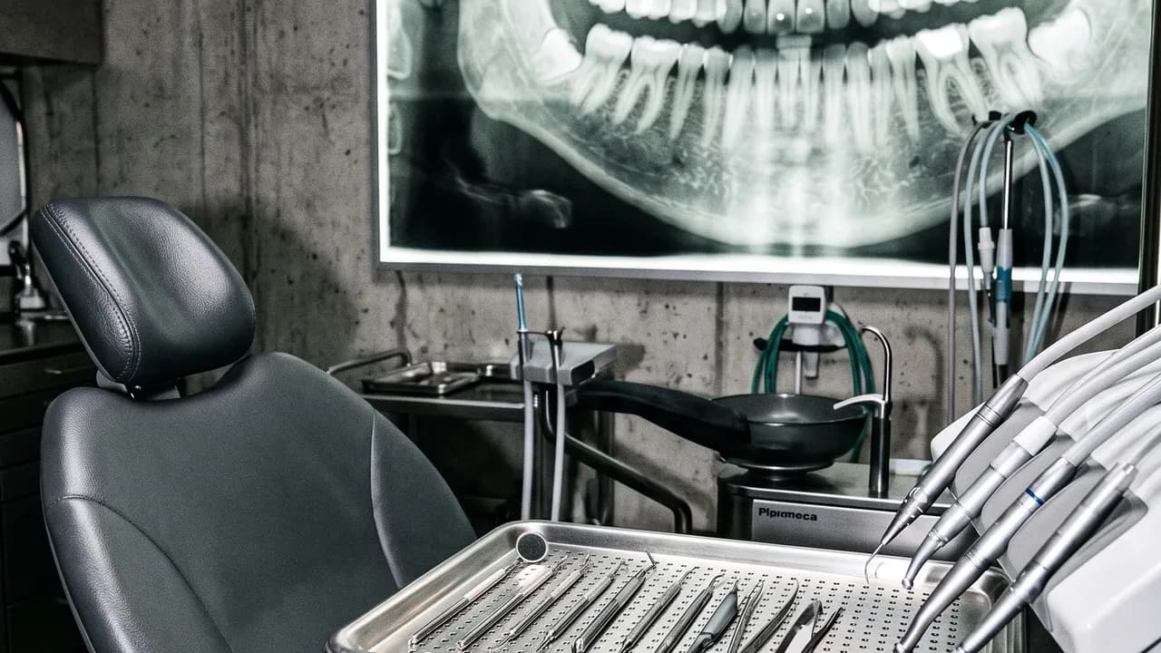 Composição editorial odontológica representando a Sorridental